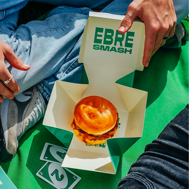 caja personalizada para hamburguesa con logo y dise&ntilde;o en blanco y verde para la marca EBRE SMASH