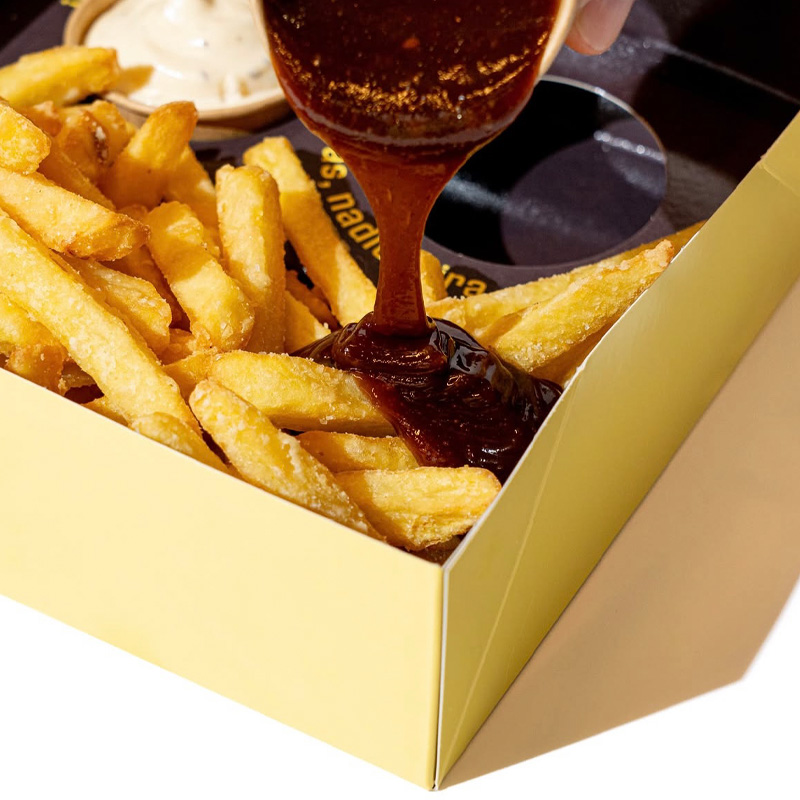 caja personalizada para patatas fritas en color amarillo y negro con dise&ntilde;o personalizado